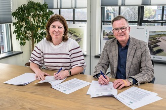 Directeur-bestuurder Monique Kwaak van Parteon en wethouder Rolf van Wanrooij ondertekenen realisatieovereenkomst Kleine Braak